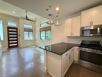 Kitchen with appliances with stainless steel fini