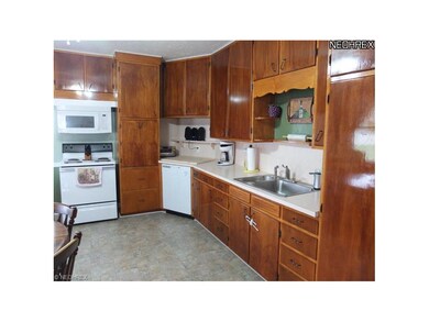Kitchen offers plenty of cupboard space and a pant