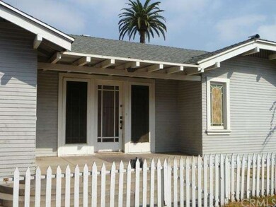 Side door entrance to front house has sidelight do