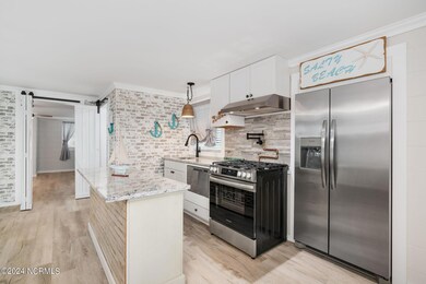 Kitchen w/ island seating