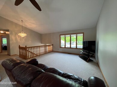 2318 W Fallcreek Ct, Grand Forks, ND 58201 - photo 5