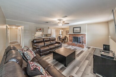 300 Tanglewood Dr, Hurst, TX 76053 - photo 4