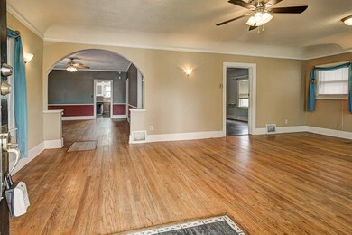 The living room is very spacious!