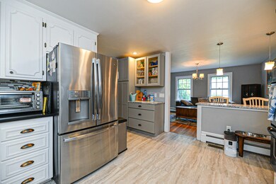 Spacious kitchen with THREE ovens and lots of stor