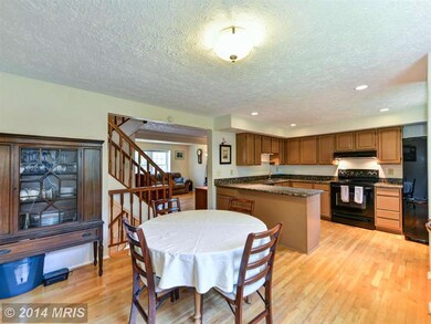 7987 Tyson Oaks Cir, Vienna, VA 22182 - photo 4