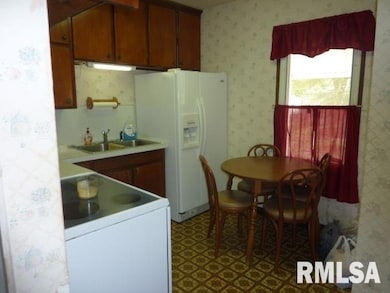 1325 W 37th St, Davenport, IA 52806 - photo 2