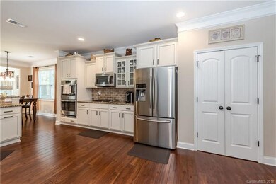 Huge Chef's Kitchen! Double Oven, Gas Cooktop, Gra