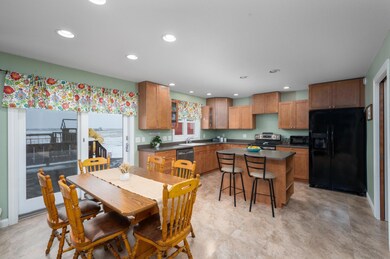 Sliding deck door opens up to the spacious deck!