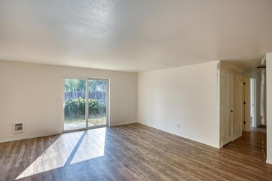 1626 SW 27th St, Redmond, OR 97756 - photo 4