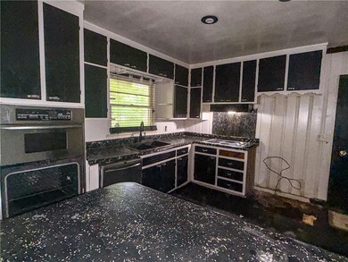 Kitchen with a sink, dishwashing machine, double o