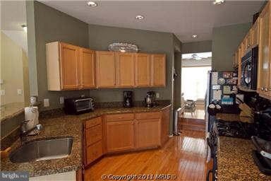 13410 Burrough Farm Dr, Herndon, VA 20171 - photo 5