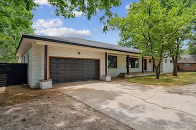 215 S Elliott St, Pryor, OK 74361 - photo 3