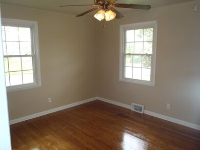 300 Fairlane Dr, Shelbyville, TN 37160 - photo 4