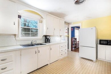 005 Kitchen