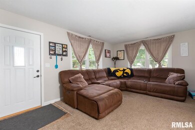 2011 Ridgeview Dr, Davenport, IA 52806 - photo 3