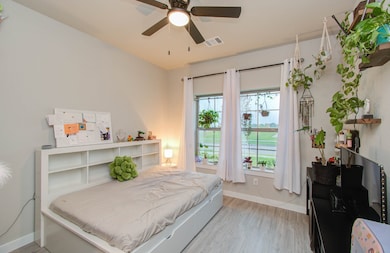 Secondary Bedroom - Down