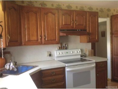 Kitchen. Stove Dishwasher Microwave Included