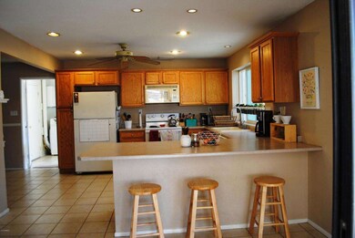 Kitchen Bar & Breakfast Rm
