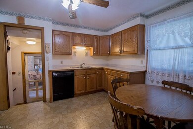 Spacious Eat-in Kitchen all appliances stay