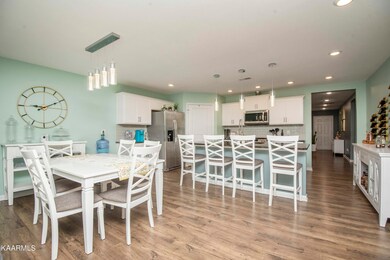 Kitchen & Dining