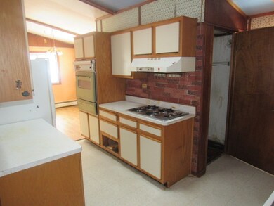 340 2nd St, Freeport, IL 61032 - photo 4