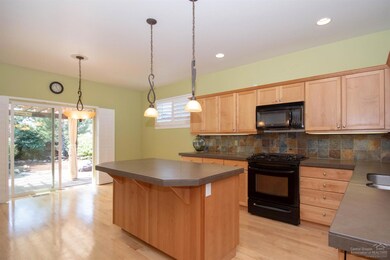 1596 NW Hemlock Ave, Redmond, OR 97756 - photo 6