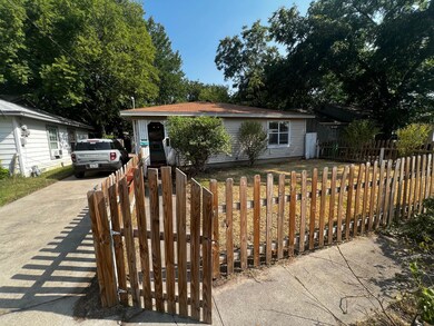 1517 E Tennie St, Gainesville, TX 76240 - photo 2