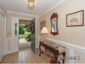 LARGE WELCOMING FOYER
