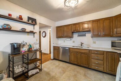 1112 49th St, West Des Moines, IA 50266-