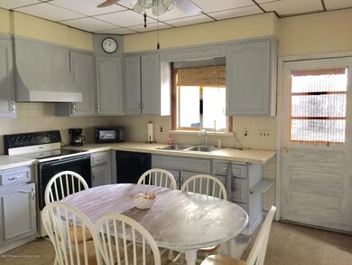 711 W Grove St, Taylor, PA 18517 - photo 5