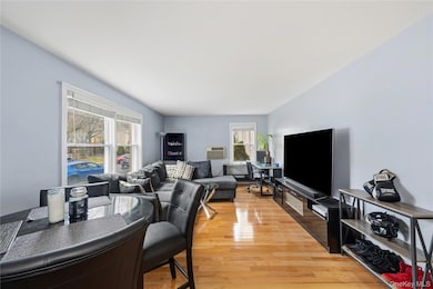 252-01 72nd Ave unit Lower, Bellerose, NY 11426 - photo 4