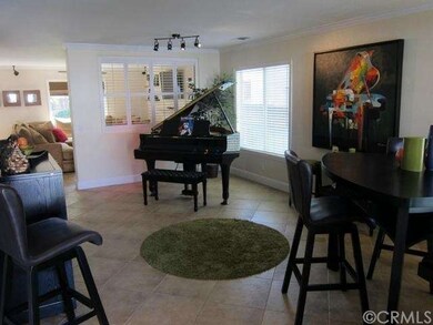Large Living room leading into the family room beh