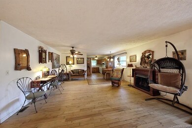Living to kitchen/breakfast area