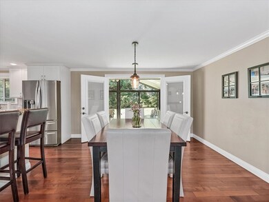 Large bright dining room. Perfect for all occassio