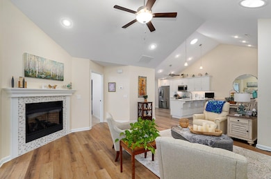 824 E Kings Mead Cir-5