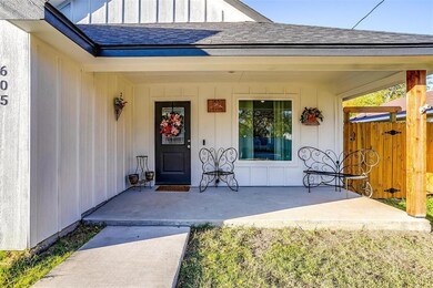 605 Robbins St, Cleburne, TX 76031 - photo 4