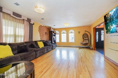 (6) LIVING ROOM
