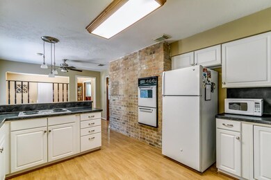 2317 Ryan Dr, Alvin, TX 77511 - photo 4