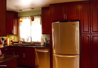 Beautiful Upgraded Kitchen!