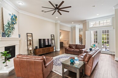 LIVING ROOM Fully open to the Kithcen & Breakfast