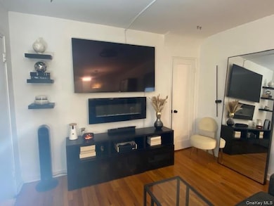 260-40 73rd Ave unit 1st floor, Glen Oaks, NY 11004 - photo 4