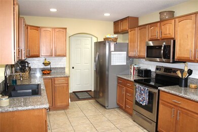 Lots of counter spact in Kitchen