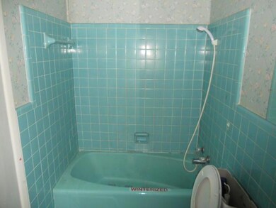 Tub in Bath 1