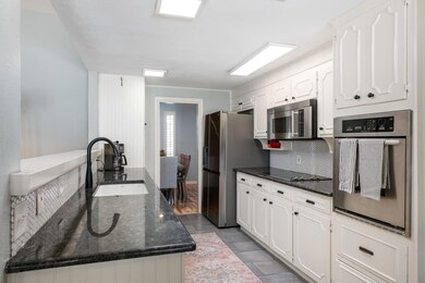 712 Thousand Oaks Dr, Hurst, TX 76054 - photo 5