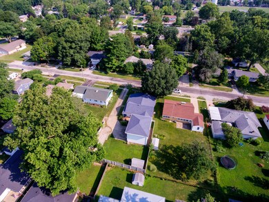 805 E Pinzon St, Tuscola, IL 61953 - photo 3