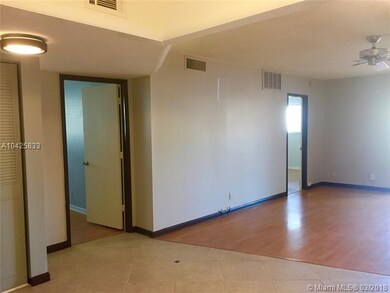 Split floor plan with bath for each bedroom - Sout