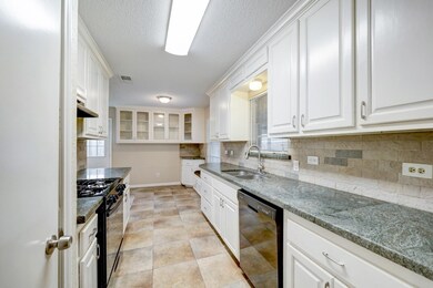 1013 Stadium Dr, Alvin, TX 77511 - photo 4