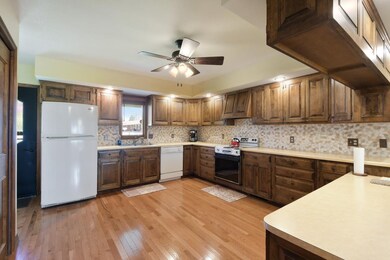 204 E Ensey St, Tuscola, IL 61953 - photo 5