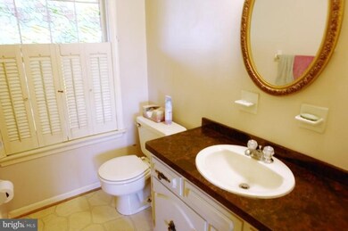 9521 Brink Rd, Gaithersburg, MD 20882 - photo 2