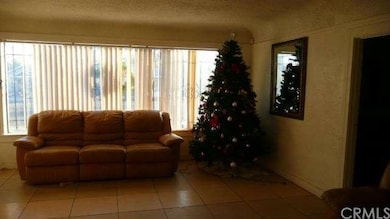 LIVING ROOM WITH A LARGE WINDOW